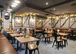 Ett rum med stolar och bord