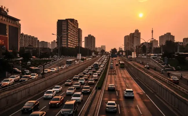 En grå bil som kör mellan koner.