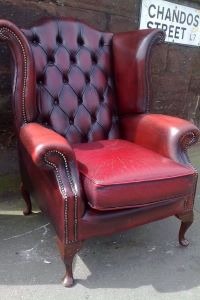 Gamla möbler på gatan